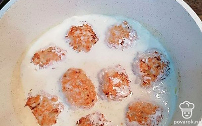 Выложить фрикадельки, залить сливками, добавить мускатный орех, травы, посолить, тушить на среднем огне 15-20 минут.