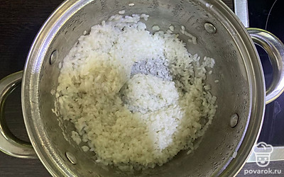 В готовый рис добавьте уксус и сахар, перемешайте.