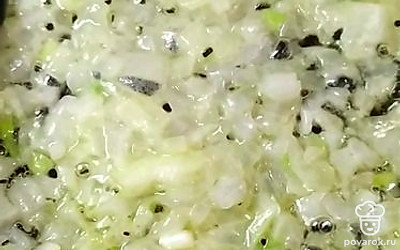 Лук и чеснок мелко нарезать и обжарить на сливочном масле 5 минут. 