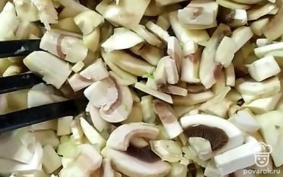 Грибы нарезать слайсами среднего размера и обжарить с луком, пока не выпарится вся жидкость. 
