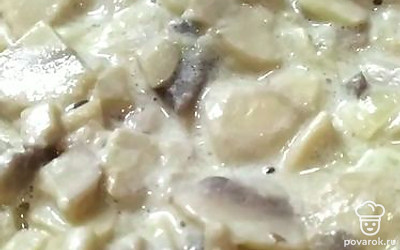 Добавить сливки, соль, перец. Тушить до загустения.