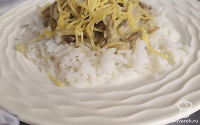 Вкуснее всего подавать с рисом и посыпать тертым сыром. 