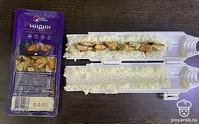 На одну половину риса выложите мидии.