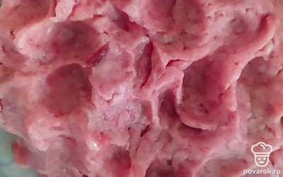 Фарш из индейки выкладываем в глубокую чашу для приготовления тефтелек.