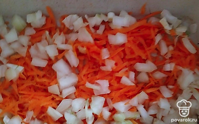 Чеснок чистим и мелко рубим, добавляем приправу и соль по вкусу. Всё аккуратно перемешиваем и даём постоять, пока чистим морковь и лук. 