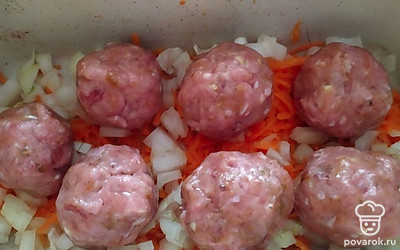 Морковь натираем на терке, лук репчатый крошим на кубики. Овощи выкладываем на дно формы, в которой будем запекать тефтельки. Из мяса лепим тефтельки. Они немного больше фрикаделек и меньше котлет по размеру. И выкладываем их на овощи.