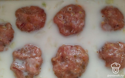 Заливаем всё сливками и ставим в духовку на полчаса. 