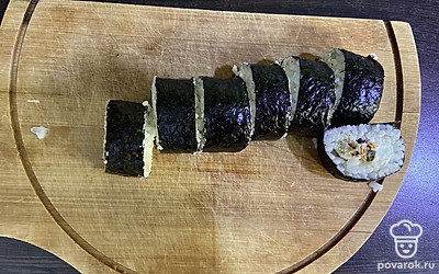 Сформируйте ролл при помощи специального коврика. Разрежьте его на равные части.