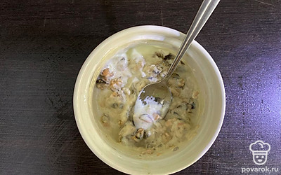 Приготовьте соус. Для этого мелко нарежьте мидии и смешайте их с майонезом.