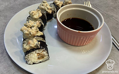 Перед подачей намажьте роллы соусом из мидий и майонеза. Подавайте с соевым соусом.