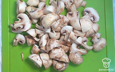 Грибы промыть. Большие порезать на 4 части, среднего размера — на 2 части.