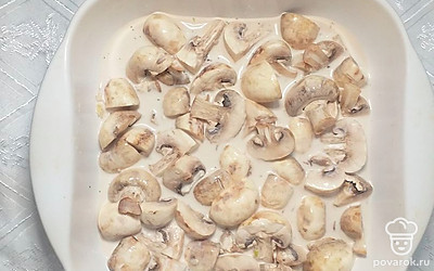 В форму для запекания выложить грибы, залить соусом. Перемешать, чтобы все грибы покрылись соусом. Запекать в духовке при температуре 200 градусов 30 минут.