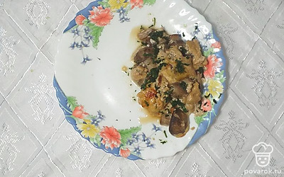 Готовые грибочки выложить на тарелку, подавать к столу в качестве горячей закуски.