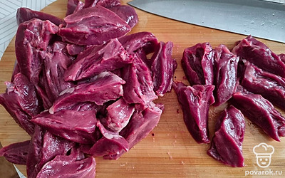 Сердечки помыть, нарезать крупно и отправить вариться. После закипания снять пену, убавить огонь на средний и варить около 25 минут. 