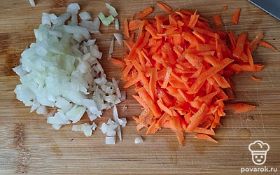 Морковь помыть, очистить и натереть на крупной тертке. Лук почистить и нарезать мелко. 