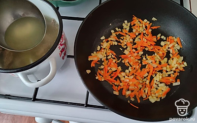 Разогреть сковороду с растительным маслом, слегка обжарить лук, добавить морковь, перемешать. После того, как морковь слегка обжарится, добавить один полковник бульона, в котором варились сердечки. Перемешать, тушить в течение 5 минут. 