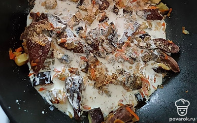 Добавить сливки, посолить, поперчить, добавить специи и перемешать. Довести до кипения. Выключить.