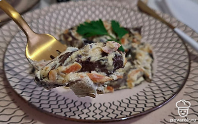 Подавать в горячем виде, перед подачей можно украсить блюдо веточкой свежей зелени. 