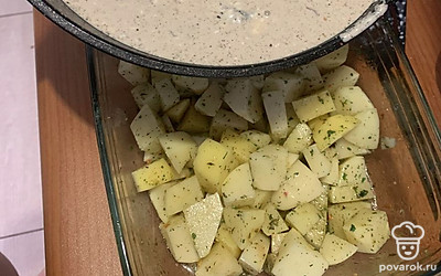 К шампиньонам добавьте сливки, соль и специи. Дождитесь загустения и смешайте с картофелем в форме. 