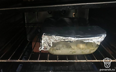 Сверху посыпьте тертым сыр и накройте форму фольгой. Отправьте в духовку до готовности картофеля.