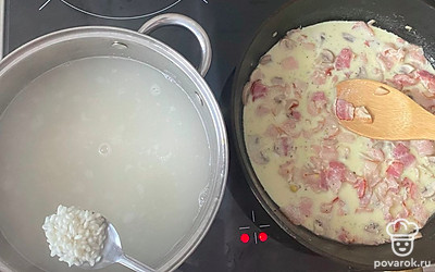 В кастрюлю с закипевшей водой добавьте рис и варите примерно 25-35 минут.