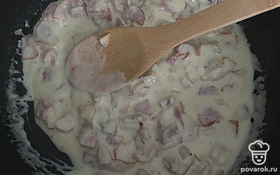 Влейте сливки. Через несколько минут добавьте сырную приправу и протушите 5 минут.