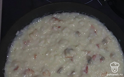 Добавьте в сковороду рис, перемешайте, посолите и приправьте по вкусу. Тушите ещё 5 минут. 