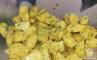 Почистите картофель, нарежьте кусочками размером примерно 2 на 2 см. Всыпьте соль, чёрный перец, сушеные укроп и лук. Или любые другие любимые специи по вкусу. Все хорошо перемешайте. 