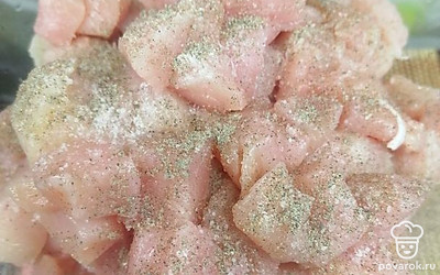 Нарежьте куриное филе такими же кусочками, как и картофель, добавьте любимые специи и хорошо перемешайте. 