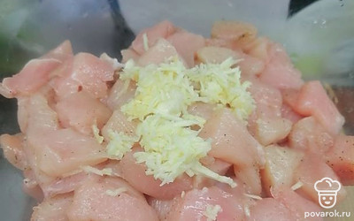 Почистите чеснок и натрите на мелкой тёрке. Добавьте чеснок к куриному филе и хорошо перемешайте. 