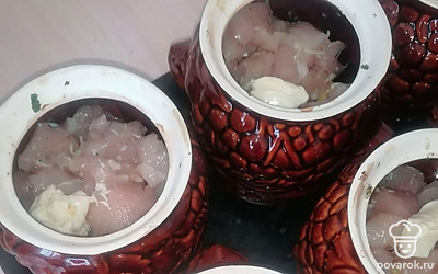 Выложите куриное филе сверху на картошку во все горшочки.