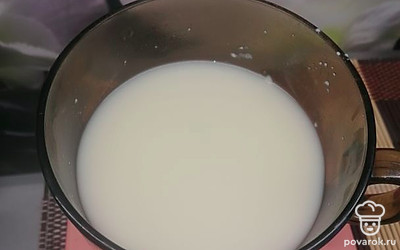 Для сливочного соуса смешайте 60 г плавленого сливочного сыра с 1 стаканом тёплой воды. 