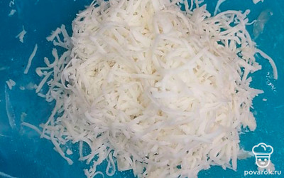 Натрите 60 г сыра на мелкой терке.