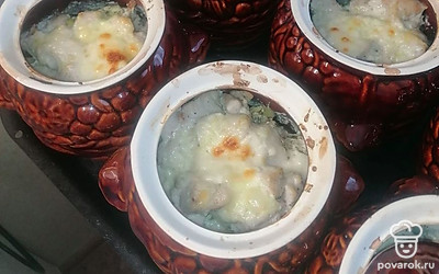 Перед подачей можно посыпать свежей зеленью. Курица получается очень нежной, вкусной и сливочной. Приятного аппетита!
