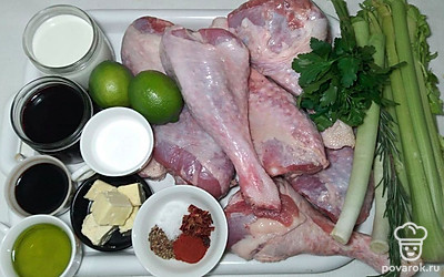Выдавите сок из лайма. Промойте и просушите мясо. Нарежьте лук порей и сельдерей кружками, а розмарин мелко нарежьте. Петрушку нарежьте не мелко. Разогрейте духовку до 180 ℃.