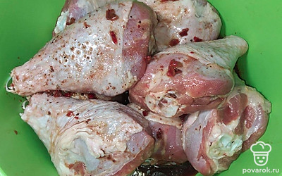 В глубокую миску добавьте сок лайма, соевый соус,вино, оливковое масло, соль, перец и приправы. В глубокую форму сложите голени и залейте их маринадом. Отправьте в холодильник на 60 минут.