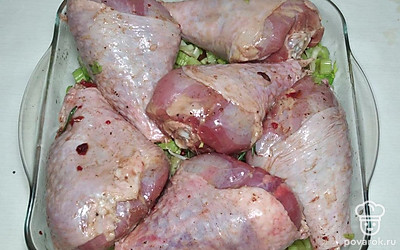 В миске смешайте лук порей, сельдерей и розмарин. Подготовьте форму для запекания и положите в нее эту смесь. Сверху положите голени и отправьте в духовку на 90 минут, периодически поливая образовавшимся соком.