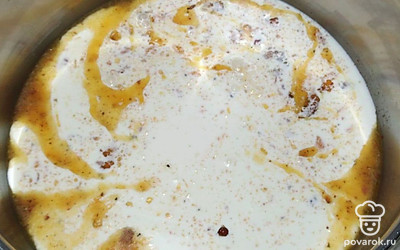 В сотейник положите сливочное масло и растопите на среднем огне. Затем добавьте крахмал, взбивая при этом венчиком. Добавьте соль, специи, при этом постоянно перемешивая в течение 1 минуты.