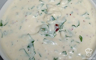 Продолжая взбивать венчиком, влейте сливки и варите 1 минуты, помешивая, до густого состояния. После остывания соуса добавьте петрушку и перемешайте.