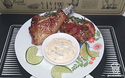 Подавайте куриные голени, полив их соусом. Посыпьте блюдо сверху тертым сыром и бальзамическим соусом. Украсьте дольками лайма или лимона и свежими овощами.