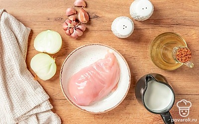 Куриное филе вымойте, обсушите на бумажных полотенцах, нарежьте тонкими брусочками. Репчатый лук и чеснок очистите от шелухи. Лук нарежьте полукольцами, чеснок раздавите тыльной стороной ножа. Приготовьте картофельное пюре для подачи.