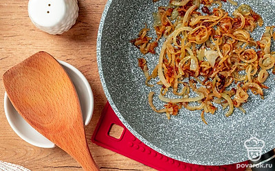 Приготовьте лук. Полукольца лука выложите на разогретую сковороду с маслом, пассеруйте до мягкости на медленном огне в течение 4-5 минут.