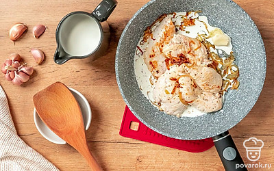 Введите специи и сливки. Добавьте в сковороду раздавленный чесночный зубчик, влейте сливки, готовьте 5-7 минут, периодически перемешивая содержимое. Затем приправьте солью и перцем, выключите огонь. Дайте блюду постоять 1-2 минуты, извлеките чеснок.