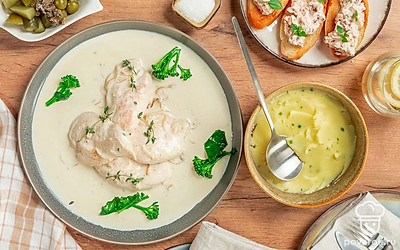 На порционные тарелки выложите картофельное пюре, полейте сливочным соусом, сверху разложите кусочки курицы.