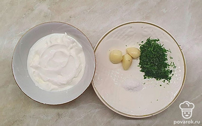 Поместите сметану в пиалу. Чеснок, зелень и соль положите отдельно на тарелку.