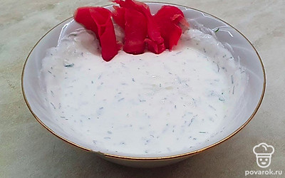 Соус выложите в соусницу и украсьте лепестками имбиря.