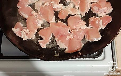 Поместить в сковороду куриную грудку, обжариваем на среднем огне 10 минут.