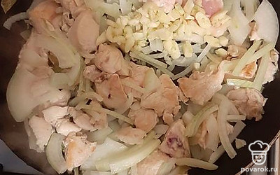 К куриной грудке добавить лук и чеснок и обжарить ещё 5-7 минут.