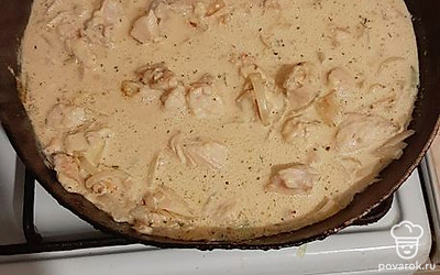 В сковороду добавляем сыр, сливки и воду от пасты мл 100. Оставляем на 5 минут.