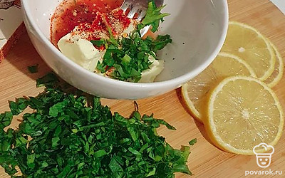 Приготовьте соус. Смешайте сливочное масло, паприку копчёную, сок одной части лимона, нарезанную петрушку и специи. Получившуюся смесь тщательно перемешайте.